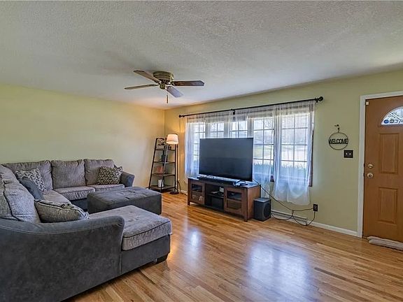 4th image of 10 Colorado Dr