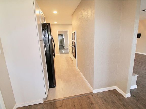 4th image of 660 Oleander Dr SE