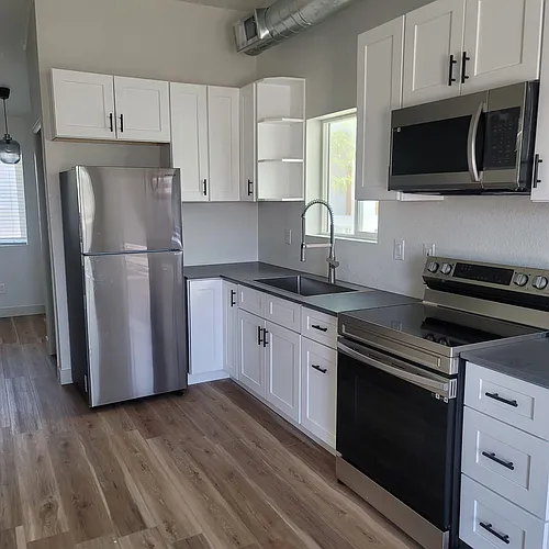 1006 E Polk St Photo 1