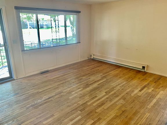 5th image of 4021 Manor Dr