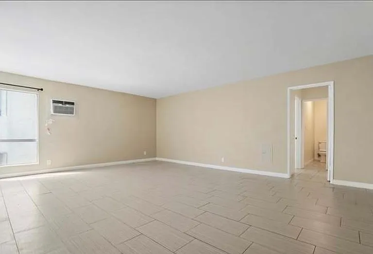 5320 Zelzah Ave #304 — Photo 4