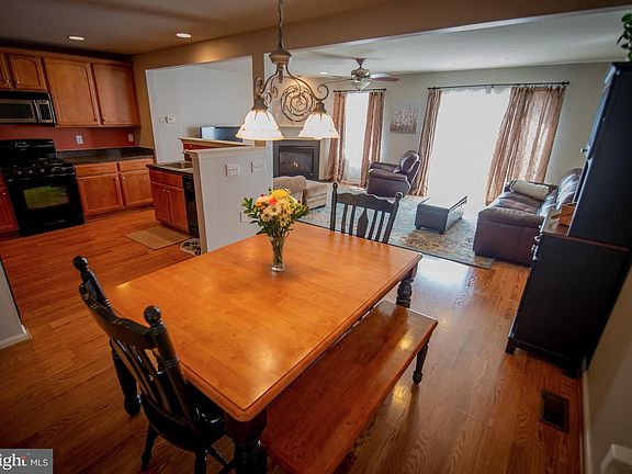 5th image of 1052 Almond Dr