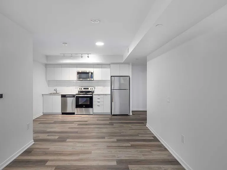 2376 Dundas St W — Photo 21