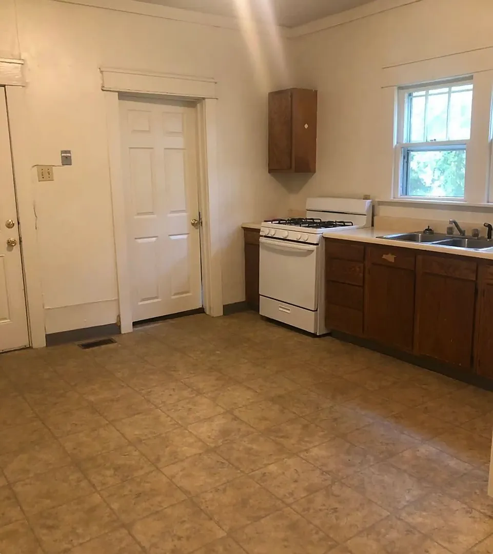 315 W 16th St - 4 Bed/2 Bath - Great Location! — Photo 4