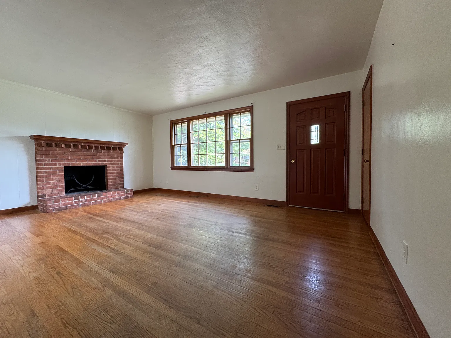 3 bed, 1944 sqft, $1,995 — Photo 2