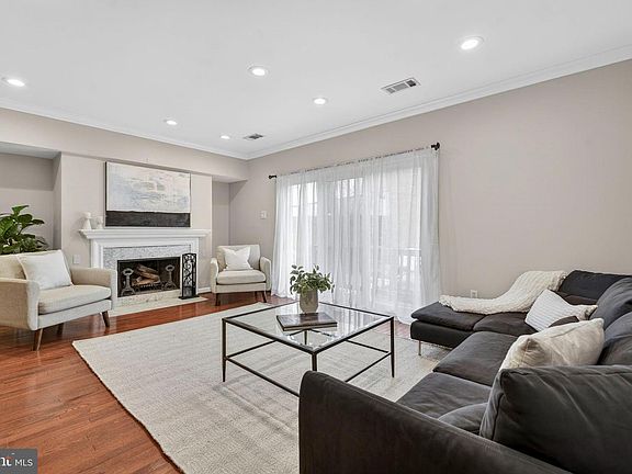 5th image of 1117 G St SE