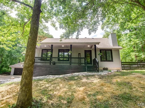 1329 Dorchester Ln, Brighton, IL 62012
