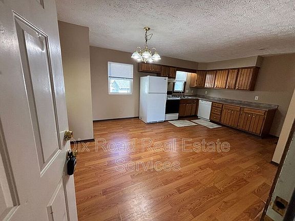 5th image of 2032 Sheffield St APT B