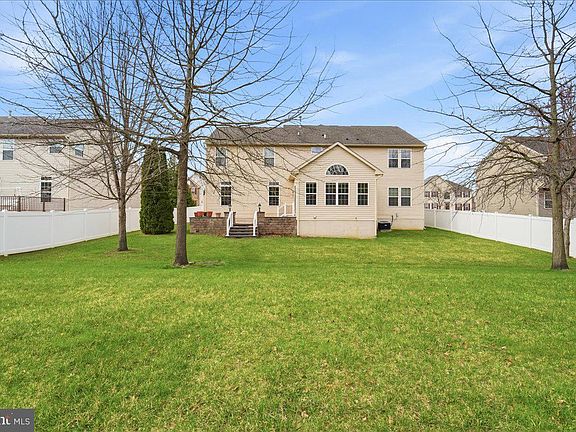 3rd image of 704 Varga Cir