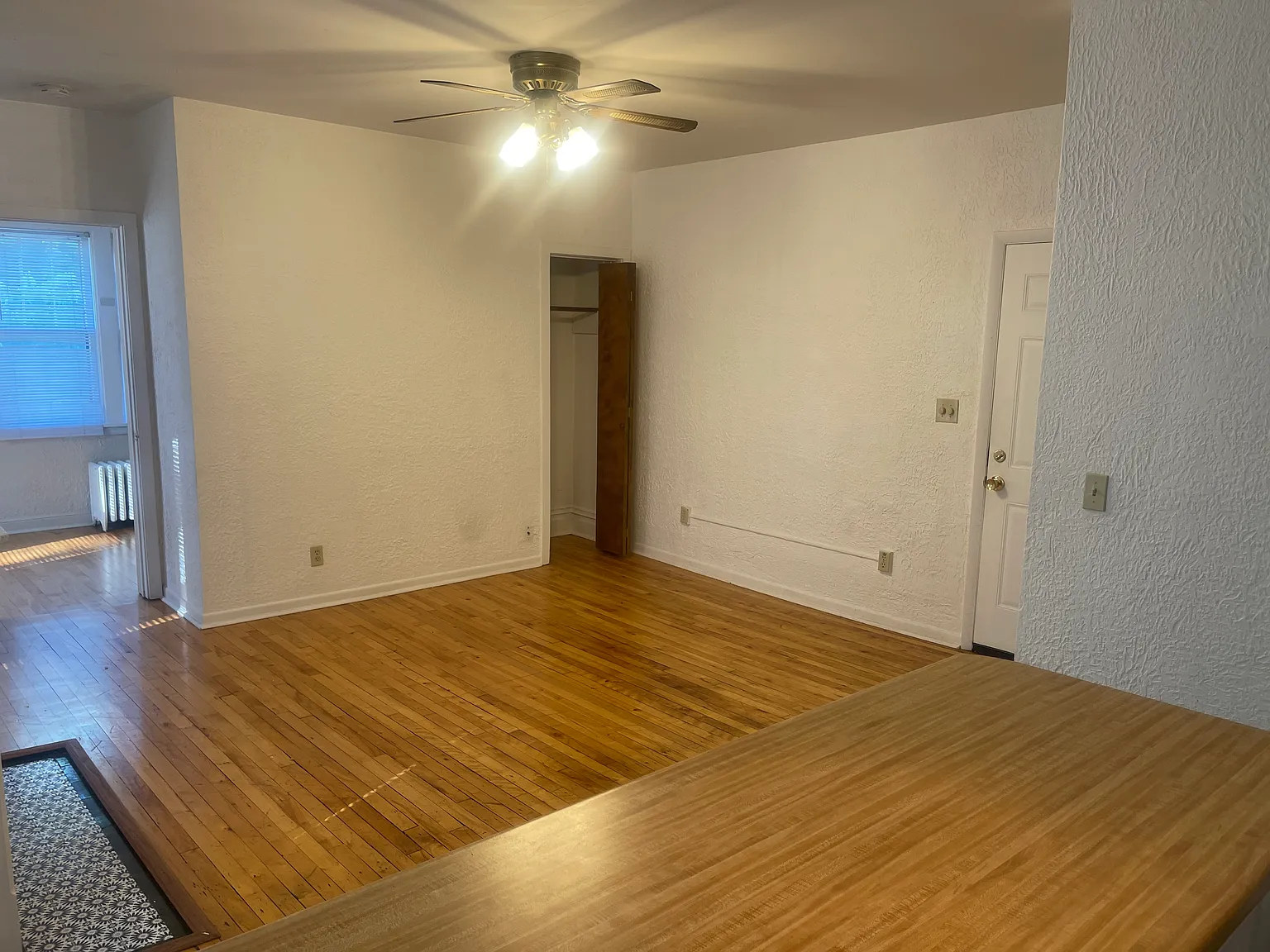 2 bed, 1000 sqft, $1,290 — Photo 4