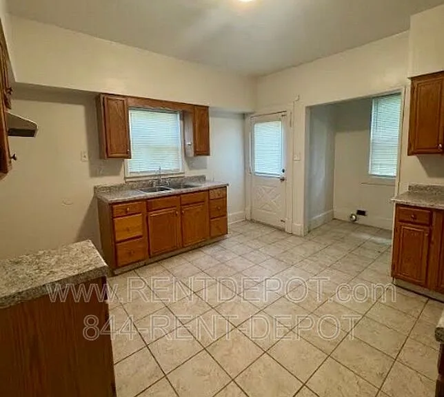 613 E Gum St — Photo 7