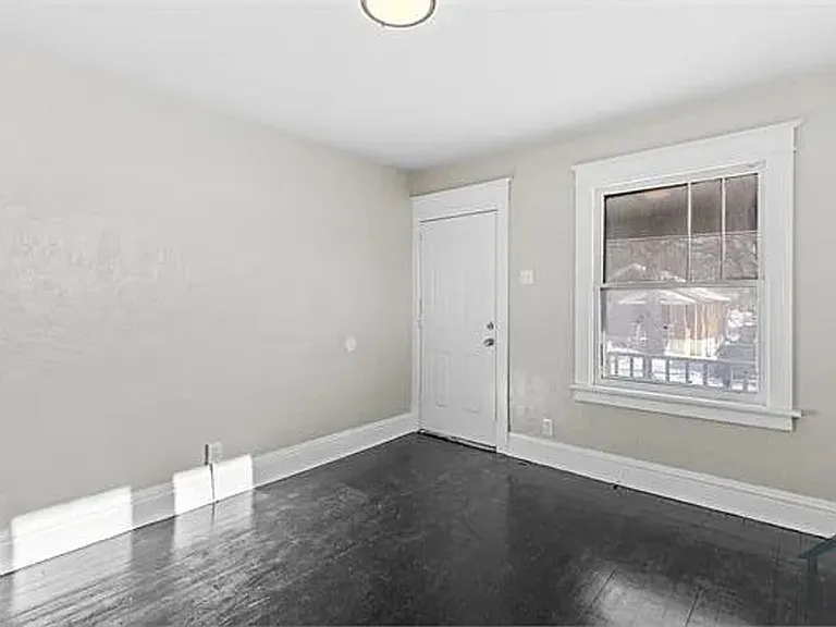 5415 Hamilton Ave — Photo 2