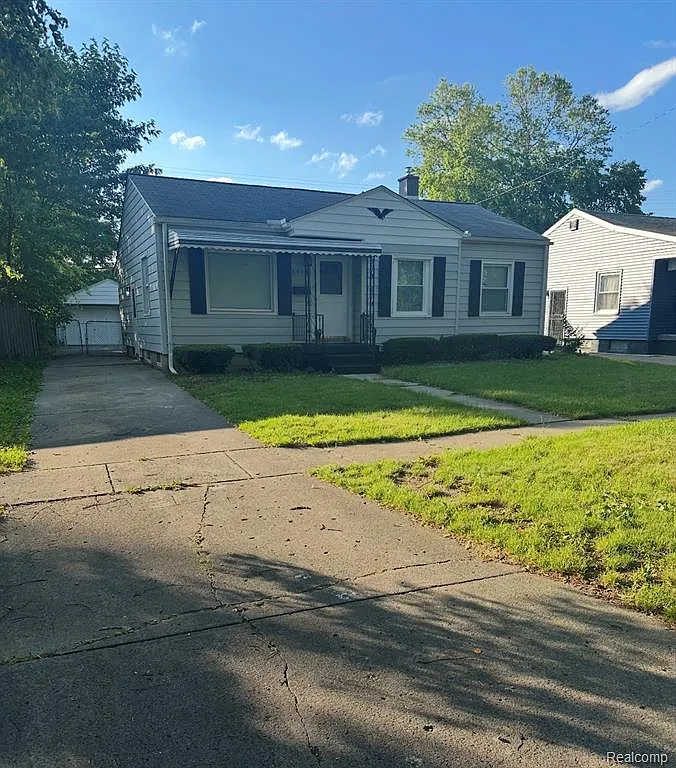 3 bed, 1.0 bath, 905 sqft, $1,300 — Photo 1