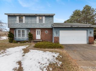 17911 Cherokee Dr, Spring Lake, MI 49456