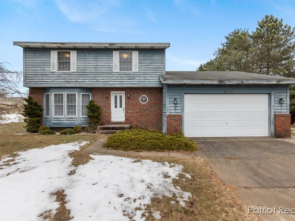17911 Cherokee Dr, Spring Lake, MI 49456