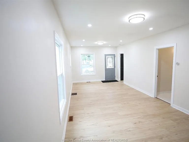 859 Pierre Ave — Photo 4