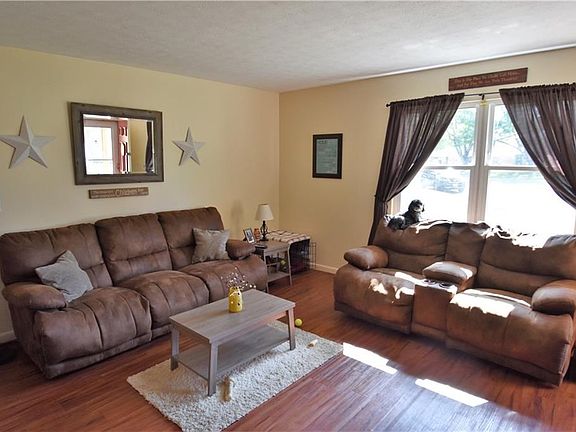 3rd image of 1123-1125 Cambridge Ct