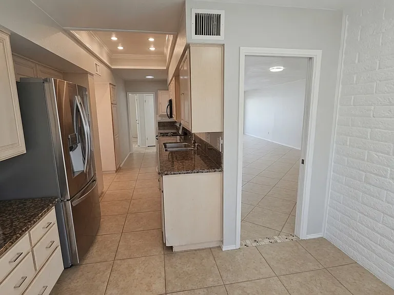 1004 E Marlette Ave — Photo 6