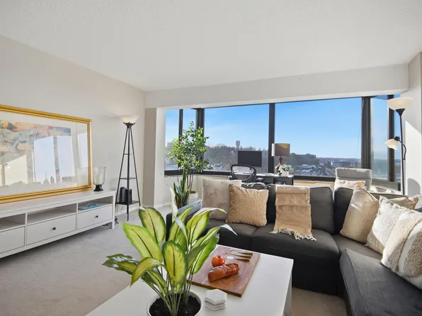 207 5th Ave SW APT 802, Rochester, MN 55902