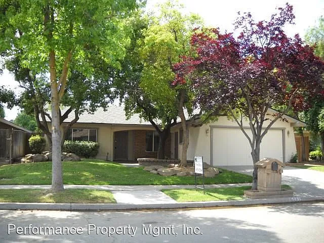 6021 N Gentry Ave photo 1