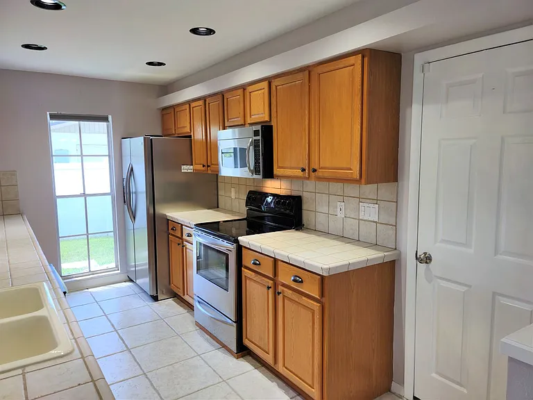 979 Nantucket Rd — Photo 13