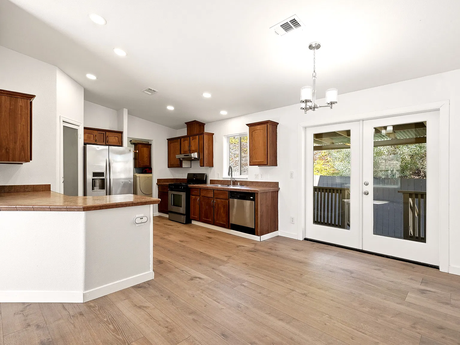 4 bed, 1600 sqft, $4,299 — Photo 3