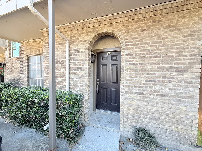 5757 Martel Ave #B05 — Photo 11