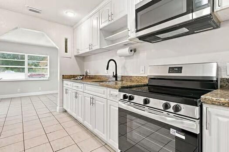 1472 NE 25TH Court, photo 5