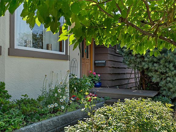 3rd image of 885 Shellbourne Blvd