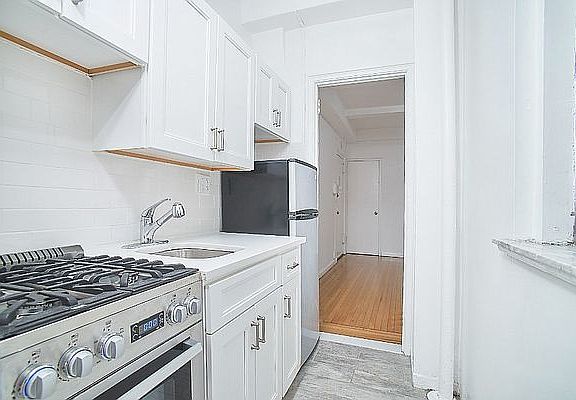 2nd image of 135 E 50th St #J2
