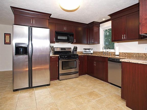 5th image of 18 Camelot Ct