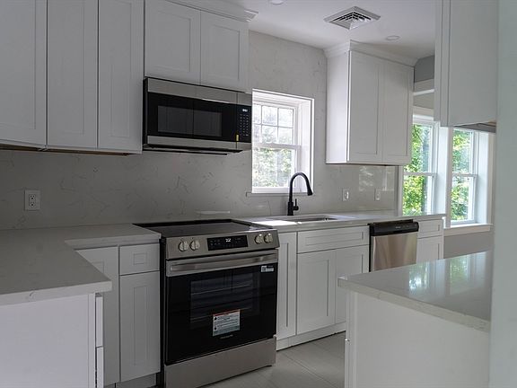 5th image of 177 Hartford Ave E