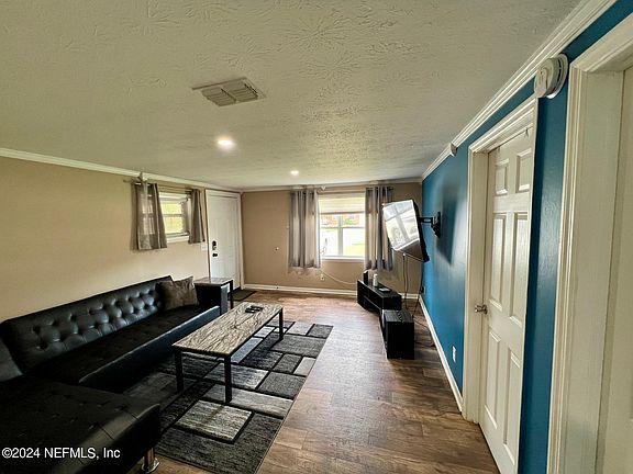 5th image of 6067 LONGCHAMP Drive