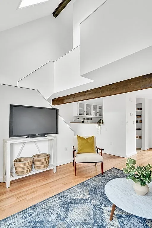 2 bed, 970 sqft, $4,200 — Photo 3