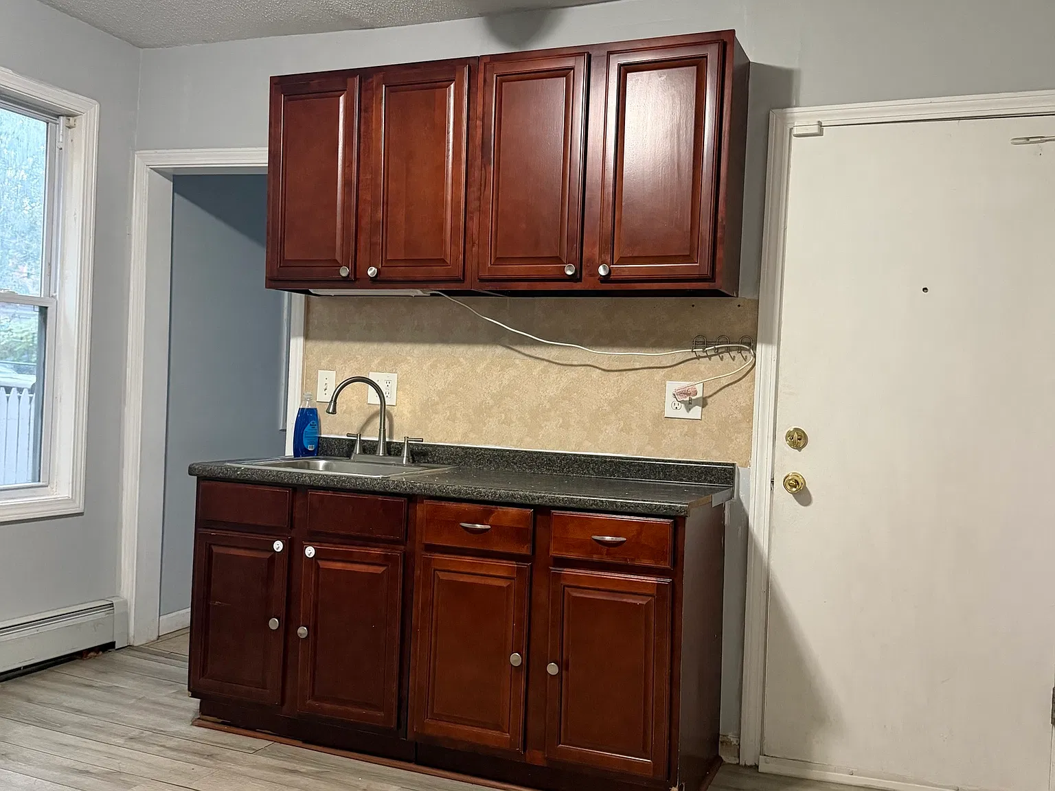 3 bed, 1.0 bath, 3924 sqft, $1,800 — Photo 2