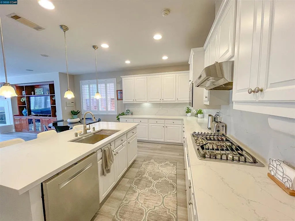 4 bed, 3489 sqft, $5,395 — Photo 4