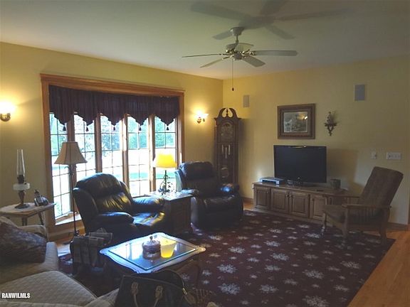 3rd image of 810 Young St