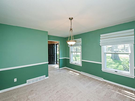5th image of 885 Oakridge Dr
