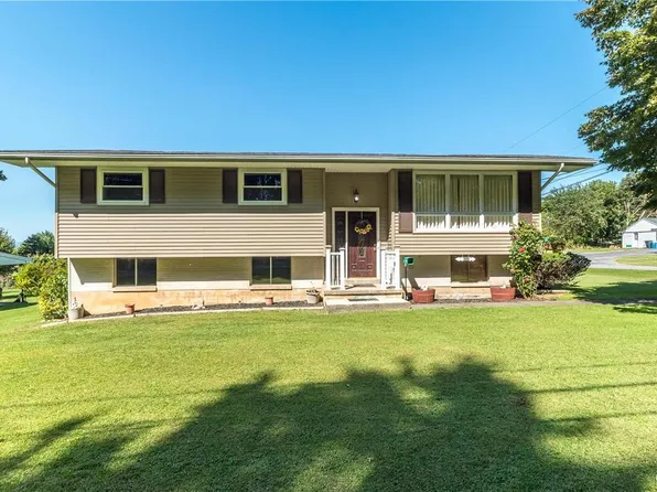 2055 Apple St, Hellertown, PA 18055