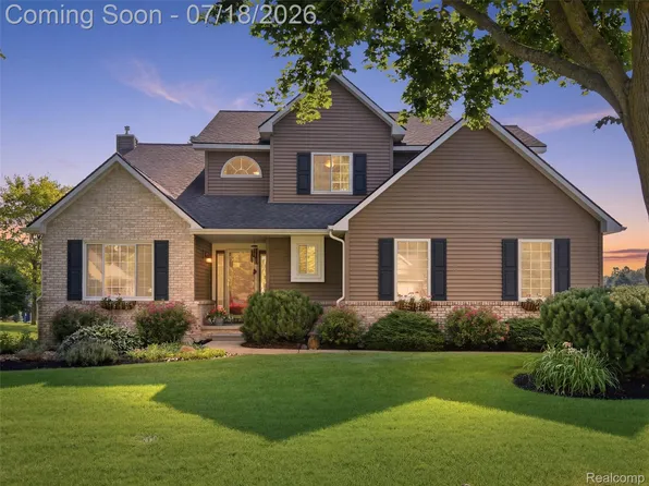 313 Moonlite Ct, Clarkston, MI 48348