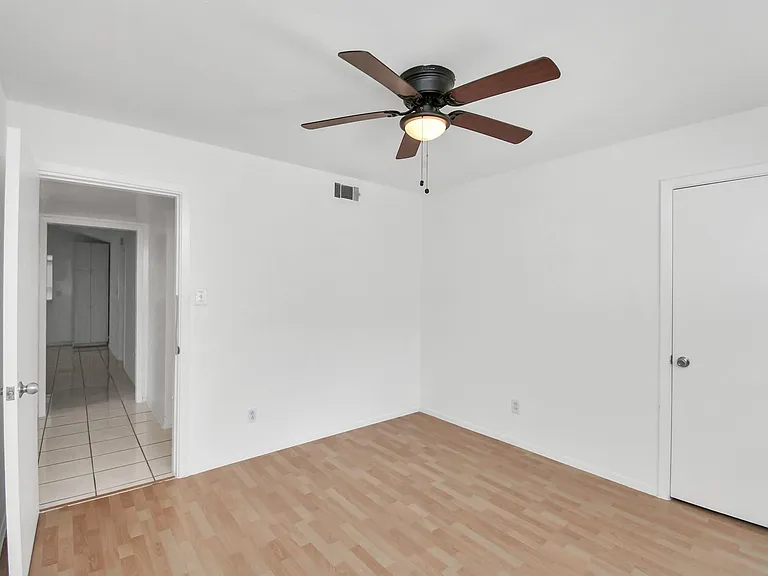 530 Westshire Dr — Photo 10
