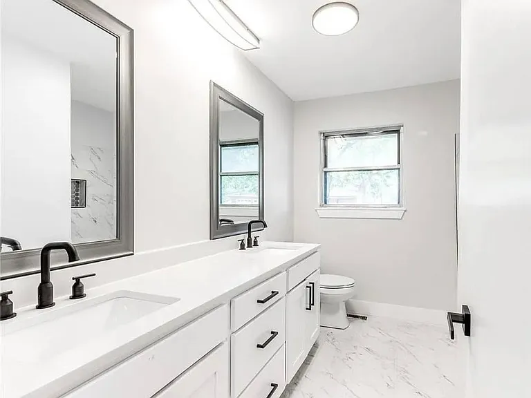 143 N Westchester Ave — Photo 15