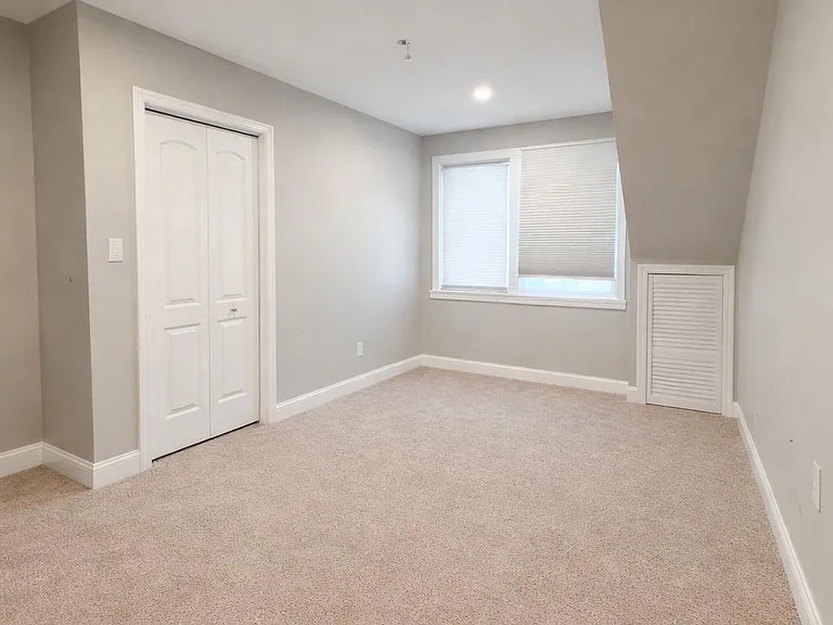 186 Christie Ave — Photo 2