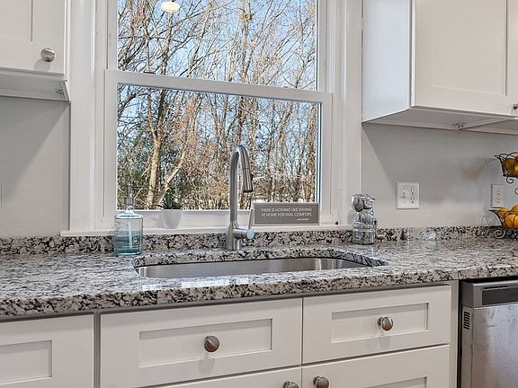 3rd image of 21 Glen Forest Ln