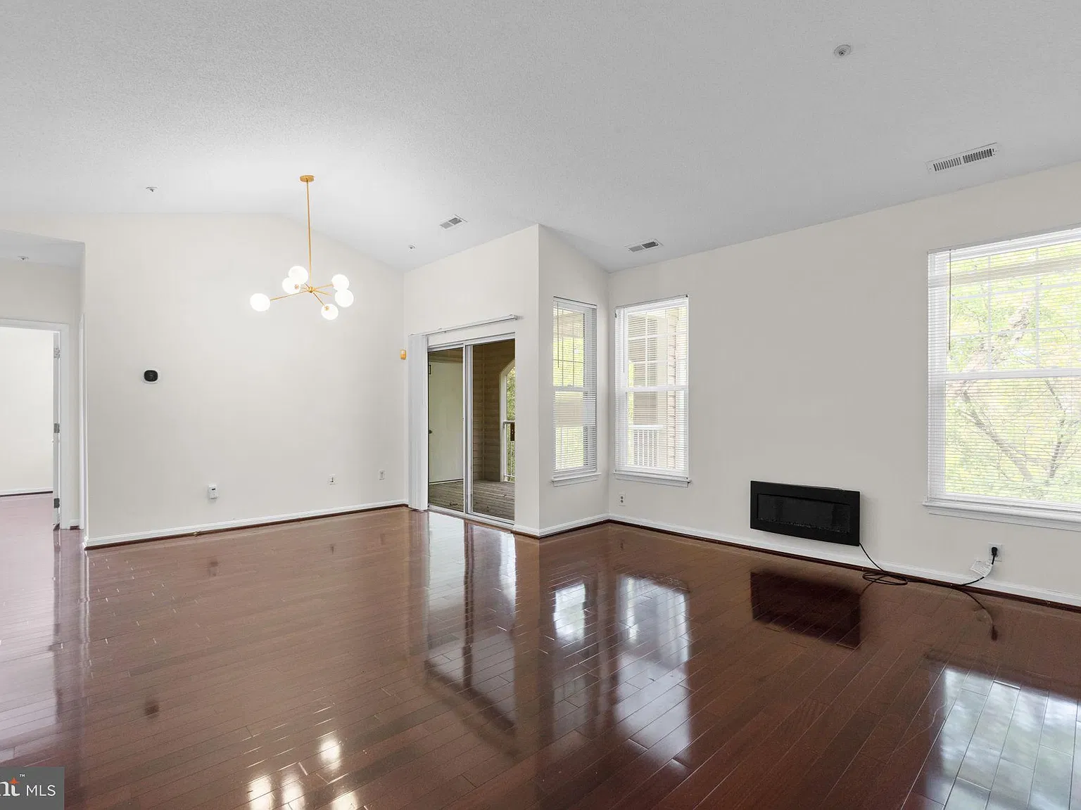 3 bed, 2.0 bath, 1233 sqft, $2,300 — Photo 3