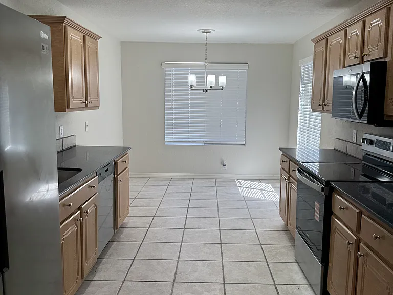 8565 W Tuckey Ln — Photo 2