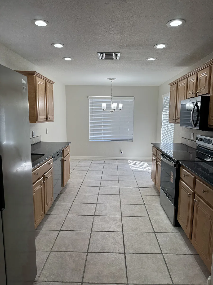 Building Photo - 8565 W Tuckey Ln