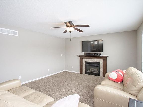 3rd image of 675 SE Driftwood Ln