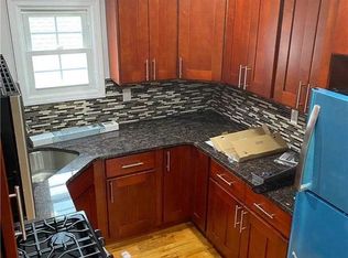 25924 148th Ave, Rosedale, NY 11422