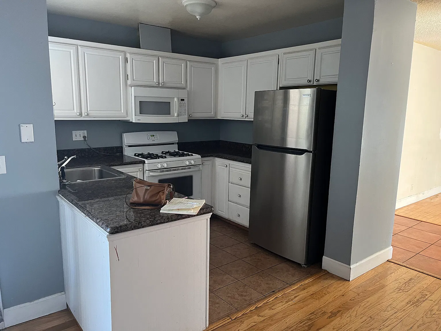 3 bed, 1170 sqft, $2,400 — Photo 2